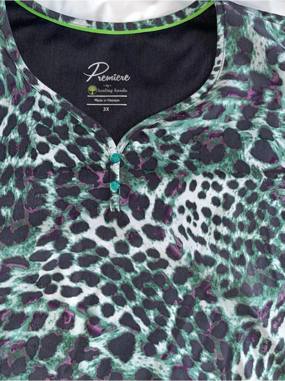 Woman’s Scrub Top 3X - Picture 3 of 3